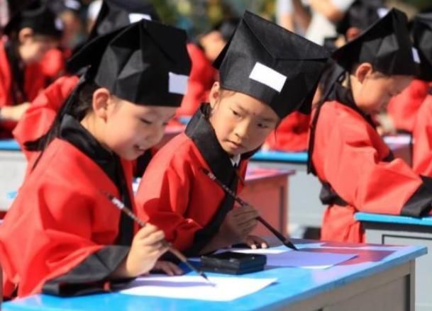 数学老师!各科老师穿“汉服”讲课,语文老师仙气飘飘,历史老师是来搞笑的