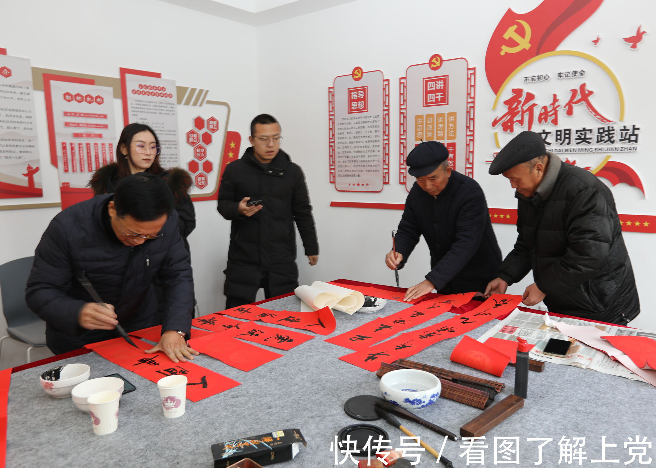 书法爱好!潞州区长兴社区组织书法爱好者写春联 把祝福送给居民