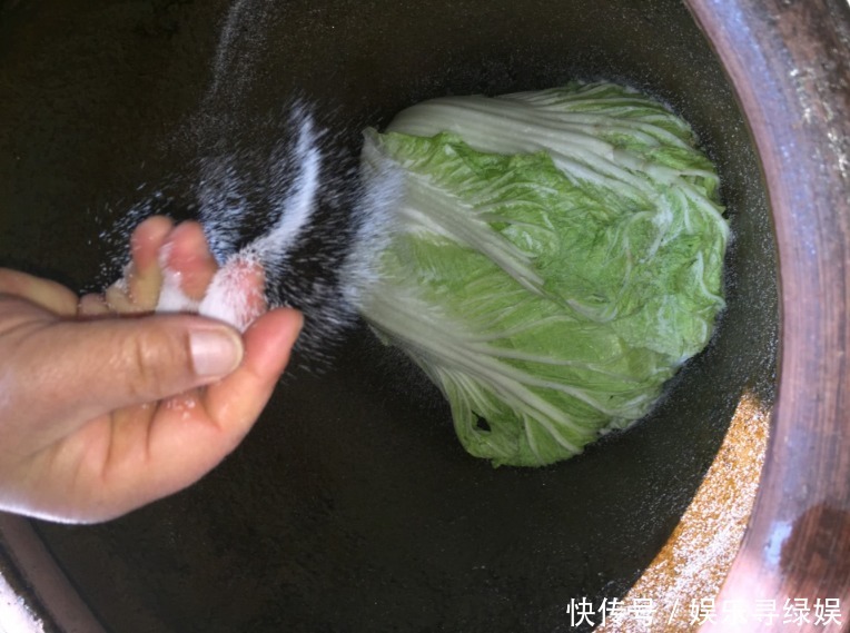 腌酸菜，东北大娘教你3个技巧，保证酸香脆爽，久放不霉，超好吃