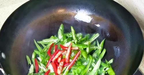  鱼头怎么做吃好吃？饭店大厨教你一个新吃法，越嚼越香，超美味