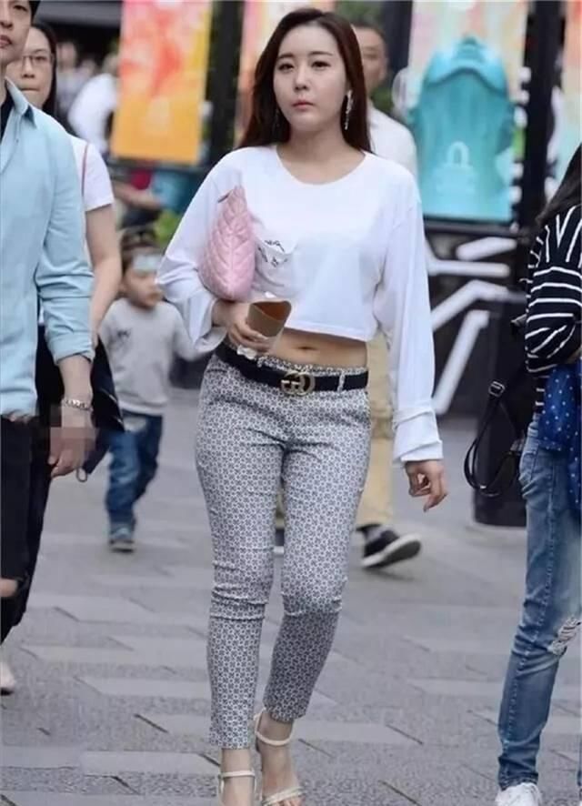 气质|街拍美女小姐姐的清爽穿搭,展现出了灵动迷人的典雅气质