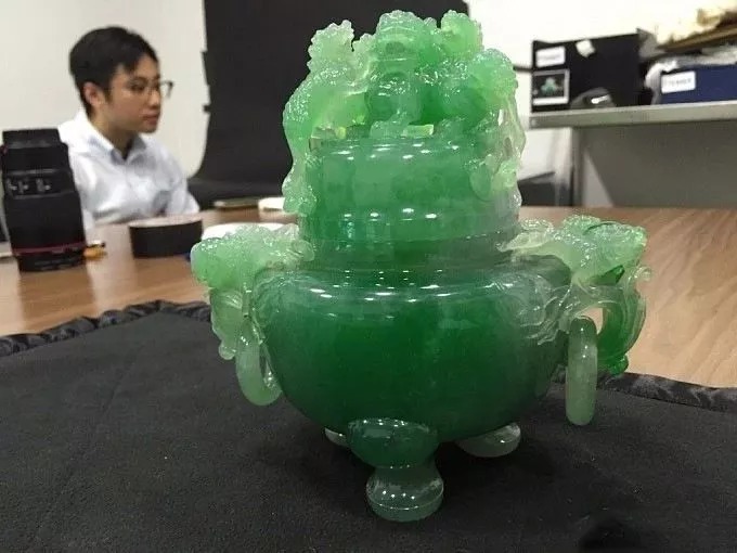 估的|大哥1万欧元买回的翡翠香炉,专家估的价格让人眼红!