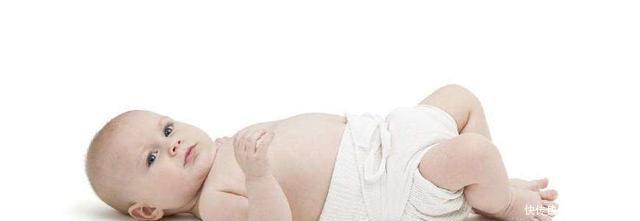 婴儿熟睡时常常举起小手,你以为这是在投降,其实原因很简单!