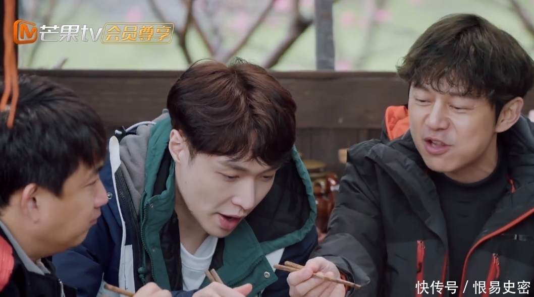 何炅嘲笑张艺兴不会用筷子,黄磊的救场方式很高级!