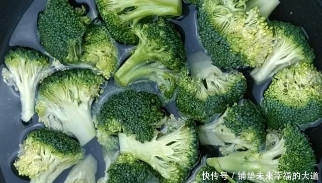 买颗西蓝花回家做道美食,做法简单,鲜香美味,清脆爽口又解腻