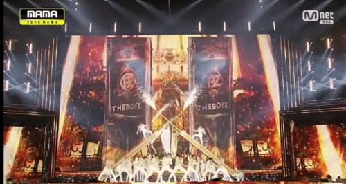 《追光吧哥哥》舞台被指抄袭 道具站位似韩国组合