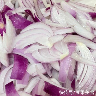 滋味|#不容错过的鲜美滋味#洋葱鸡肉拌面，秒杀葱油拌面