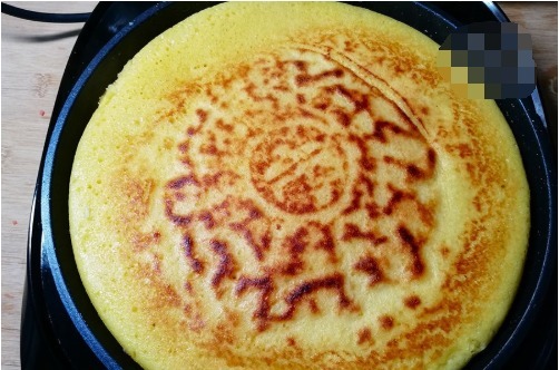 玉米面独特做法,开水一烫,手不沾面,加2个鸡蛋,营养又健康