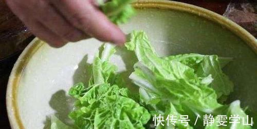 都是炒白菜，为何饭店的好吃又美观？厨师长：关键不能少了这一步