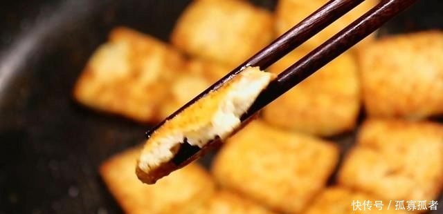 手感发黏|买豆腐时,碰到2种豆腐白送也别要,商贩我们家从来不吃