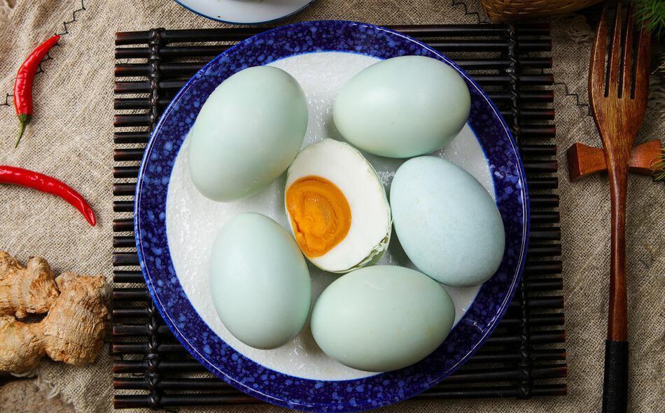 腌咸鸭蛋,不泡盐水不裹泥巴,教你一个新式腌法,个个流油起沙