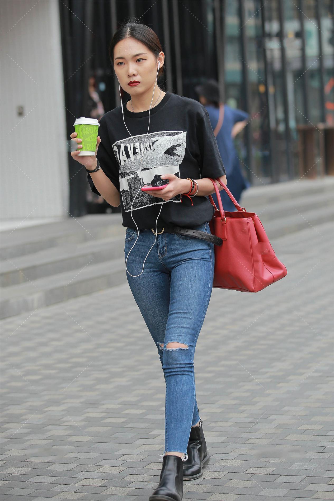 修身|短袖配牛仔裤的穿法很普通, 自己喜欢穿着舒服就行