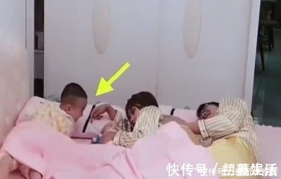 兔崽子|以为小宝宝睡着了,爸爸想搂着妈妈,结果差点没被兔崽子气死!