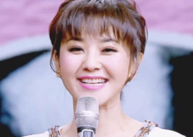 她当了15年央视主持人,竟然只是临时工?离开央视后被高薪聘回