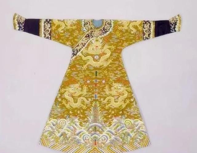 身着|古代的限制太多,这种颜色的衣服普通人不敢穿,若被发现死路一条