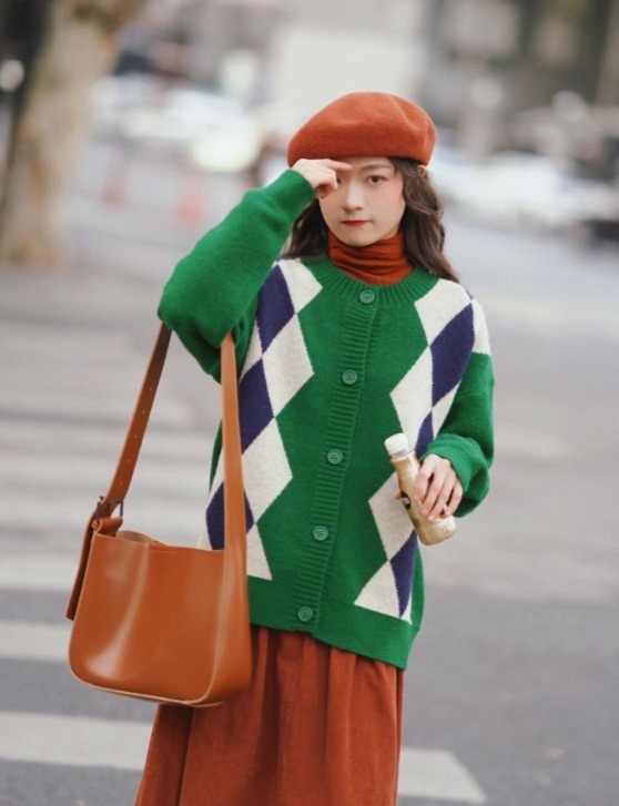 格纹 “针织衫+半裙”才是今冬最火穿搭,简约大方又时髦,照穿准没错