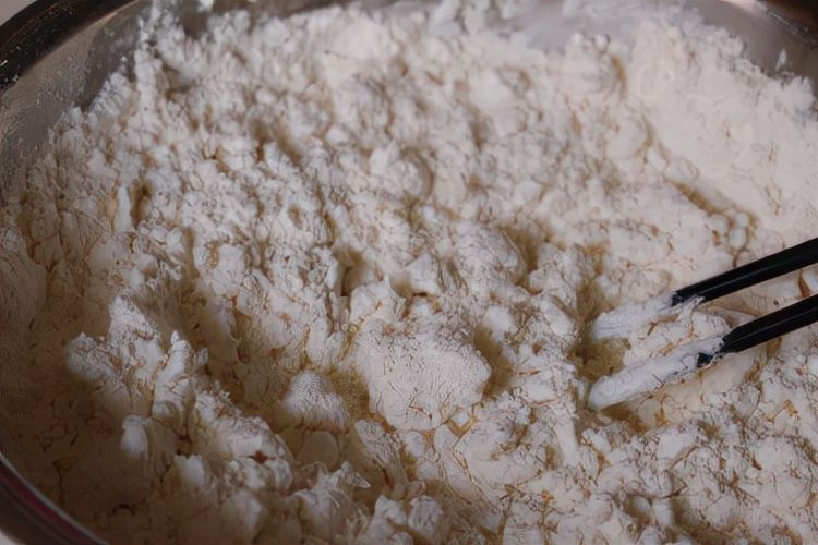 自己在家也能做葱油饼,做法简单易学,又香又脆