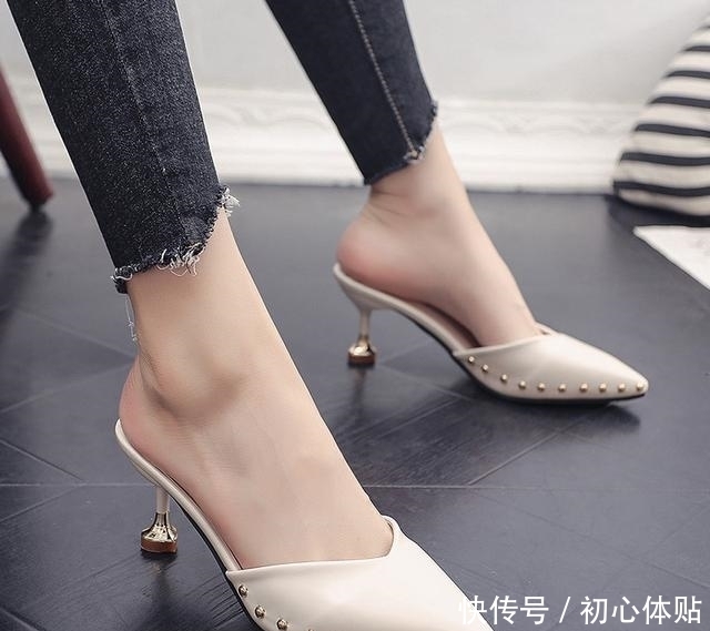 简洁优雅的凉鞋,上脚轻盈舒适感倍增,时尚装饰,穿上脚上显脚白