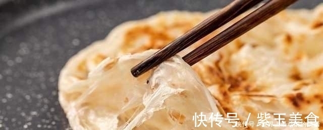 烙饼时，和面用冷水还是热水？牢记2个诀窍，饼柔软起层不干不硬
