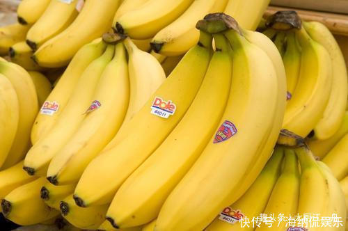 到底|买香蕉时,到底选直的还是弯的果农教你这3招,以后别再乱买了