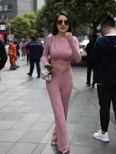 瑜伽服 粉色的瑜伽服套装时尚、简洁,搭配高跟鞋走在街上显得优雅迷人
