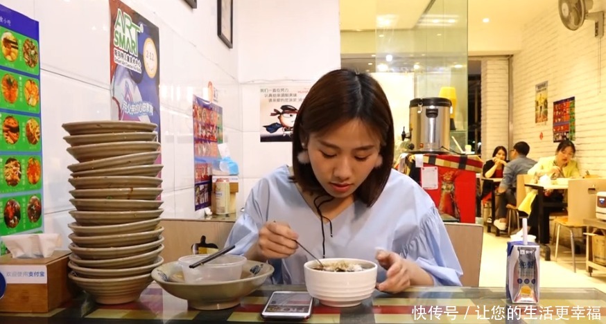 当场|密子君挑战15碗“卷粉”,身后小哥当场揭穿她,网友逗我玩