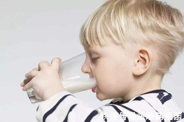 牛奶|张文宏:提高孩子免疫力很重要,要多喝牛奶,家长会选了吗