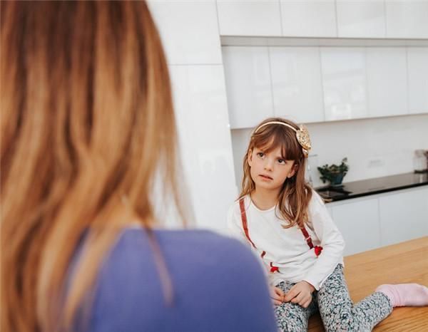 郭大哥|女儿发现母亲的秘密,被妈妈和姥姥打到精神失常,原因令人气愤