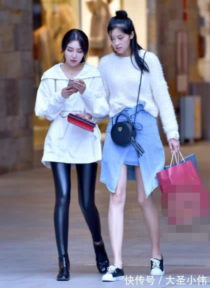 小姐姐 美女街拍:皮裤少女风采出众,“筷子腿”实力胜出,身旁闺蜜成陪衬