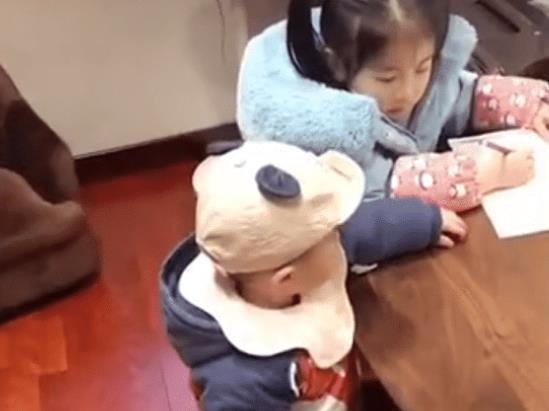 宝妈|二宝欲上前“捣乱”,被姐姐一个“眼神杀”吓退,乖怂表情亮了