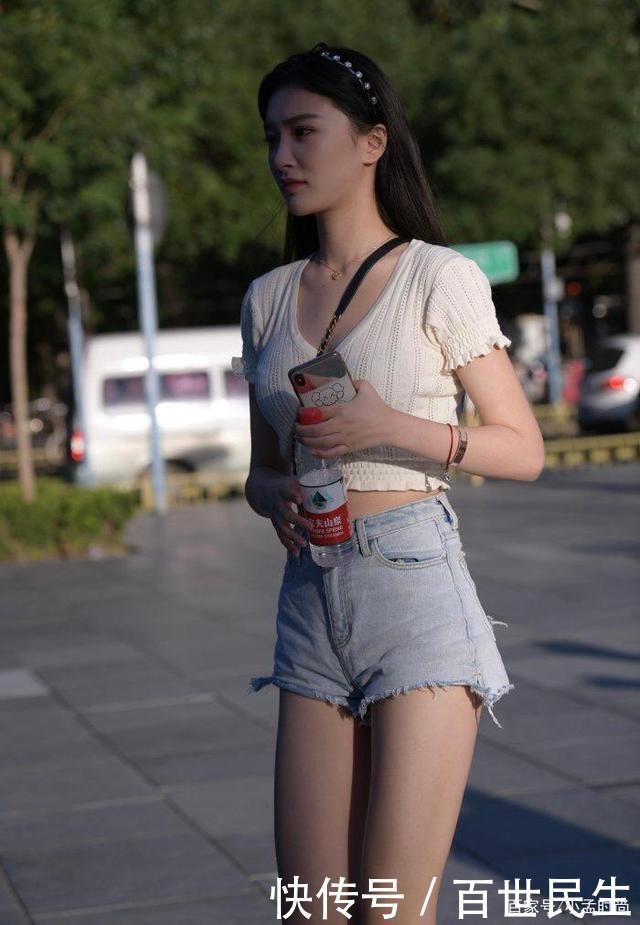 白色|白上衣款式特别,穿出独有风格,只有她能做到