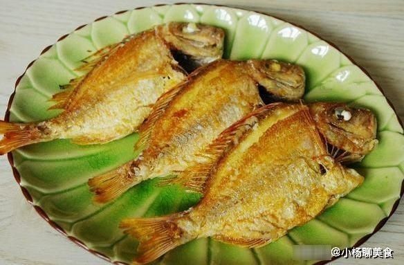 煎鱼时，冷油下锅好还是热油下锅好？记住这步，鱼皮不破不粘锅