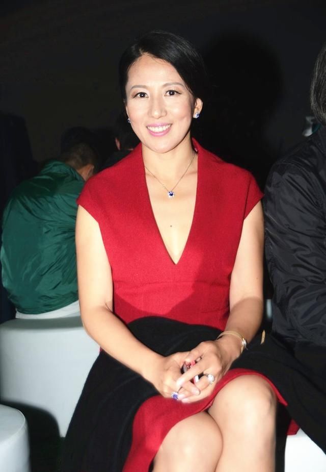 杨倩|“冠军之王”——杨扬，穿西装职业又气质，创造了速滑“传奇”