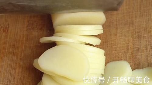 土豆淀粉|想吃薯片不要买了,用4个土豆做一锅,20秒出锅,放一个星期还脆