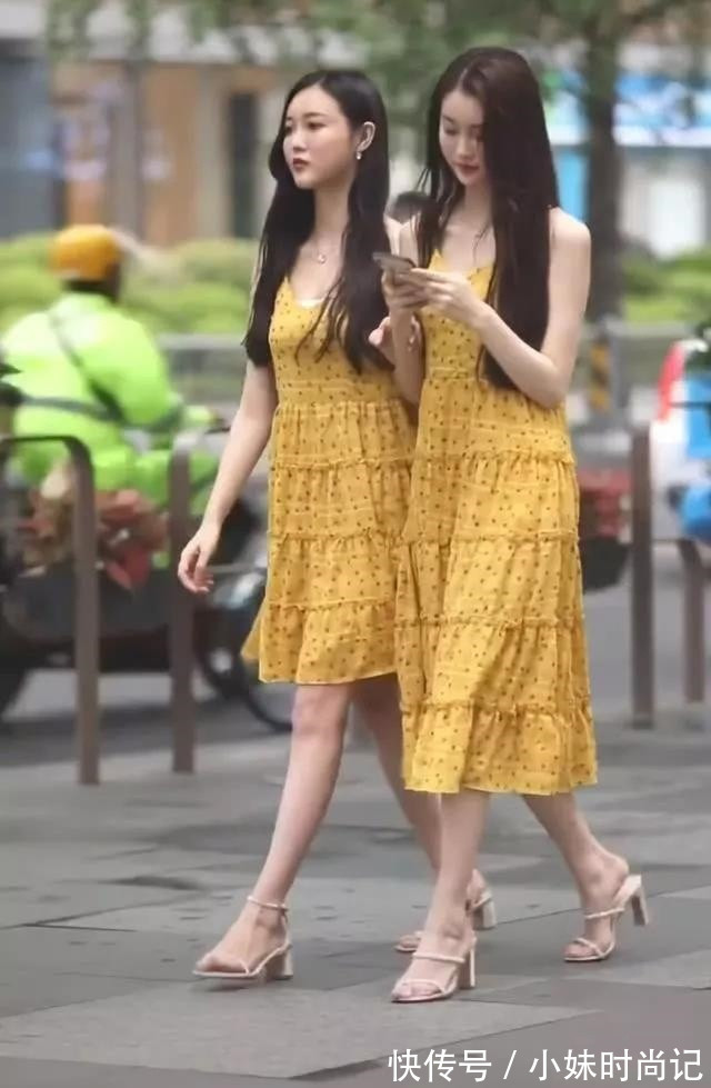 长裙 街拍: 一对漂亮姐妹花, 黄色长裙黄色短裙, 走在街上格外亮眼!