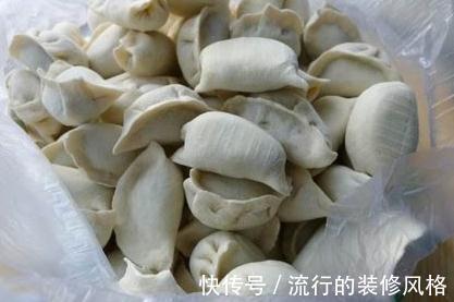 煮冻饺子时,用热水还是冷水煮?都错了,30年大厨教你正确方法!