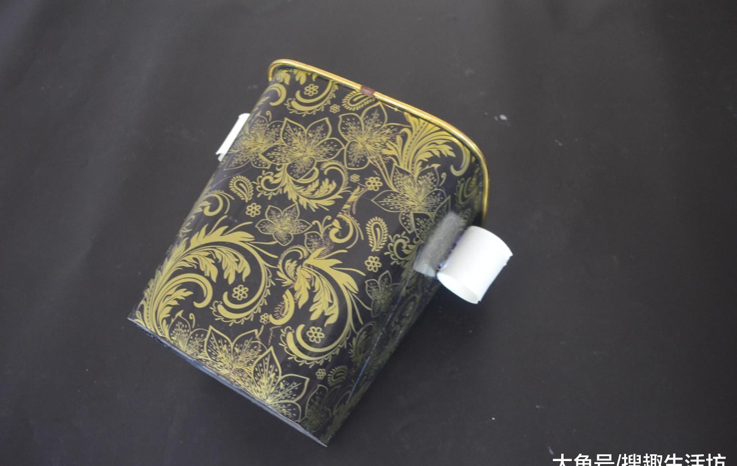 家庭|把卷纸筒粘在垃圾桶是上, 这个作用太神奇了, 解决了很多家庭的烦恼