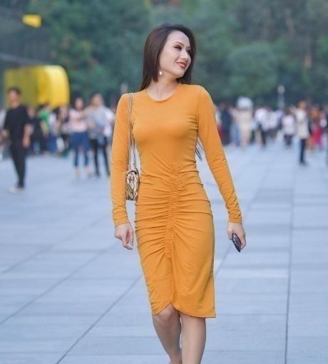 姐姐 微胖姐姐太迷人,修身包臀连衣裙,完美塑造出好身材