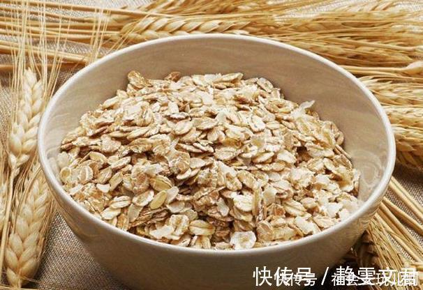 坚果|年纪大了骨质疏松,4种食物每天吃一点,强筋骨比钙片还有效