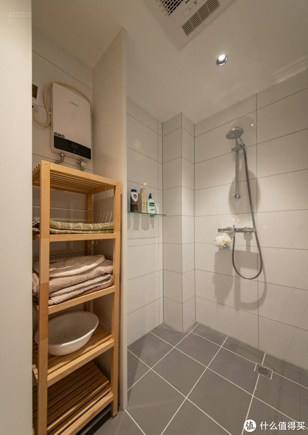 客厅|80后太太的“穷装”新居火了,大白墙不吊顶,却被评为最美盐系家