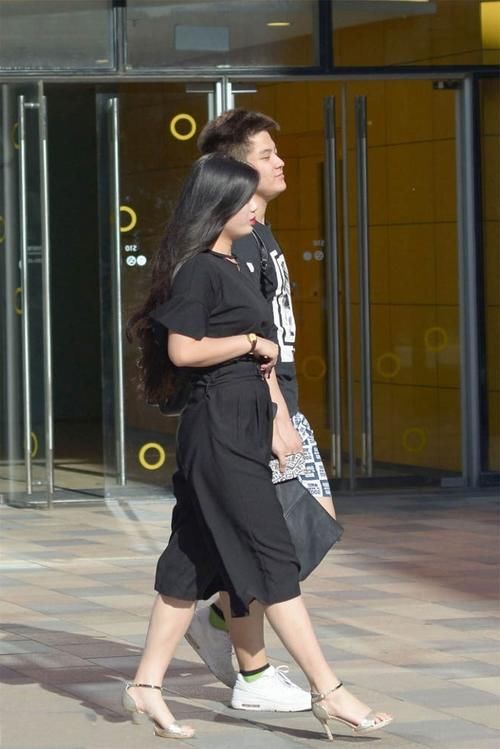 路人街拍，腰间的镂空设计，更显苗条身姿