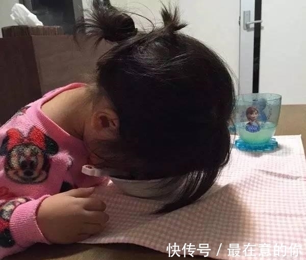 |搞笑萌宝:当宝宝困到一定地步的时候,意想不到的睡姿就出现了