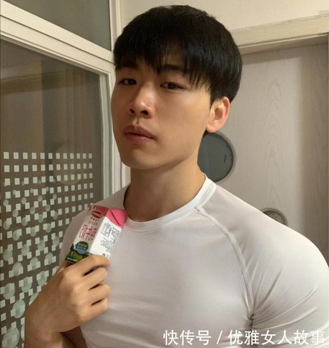 私教|青春阳光有活力的健身私教，喜欢喝纯牛奶的小哥哥，果然皮肤白净！