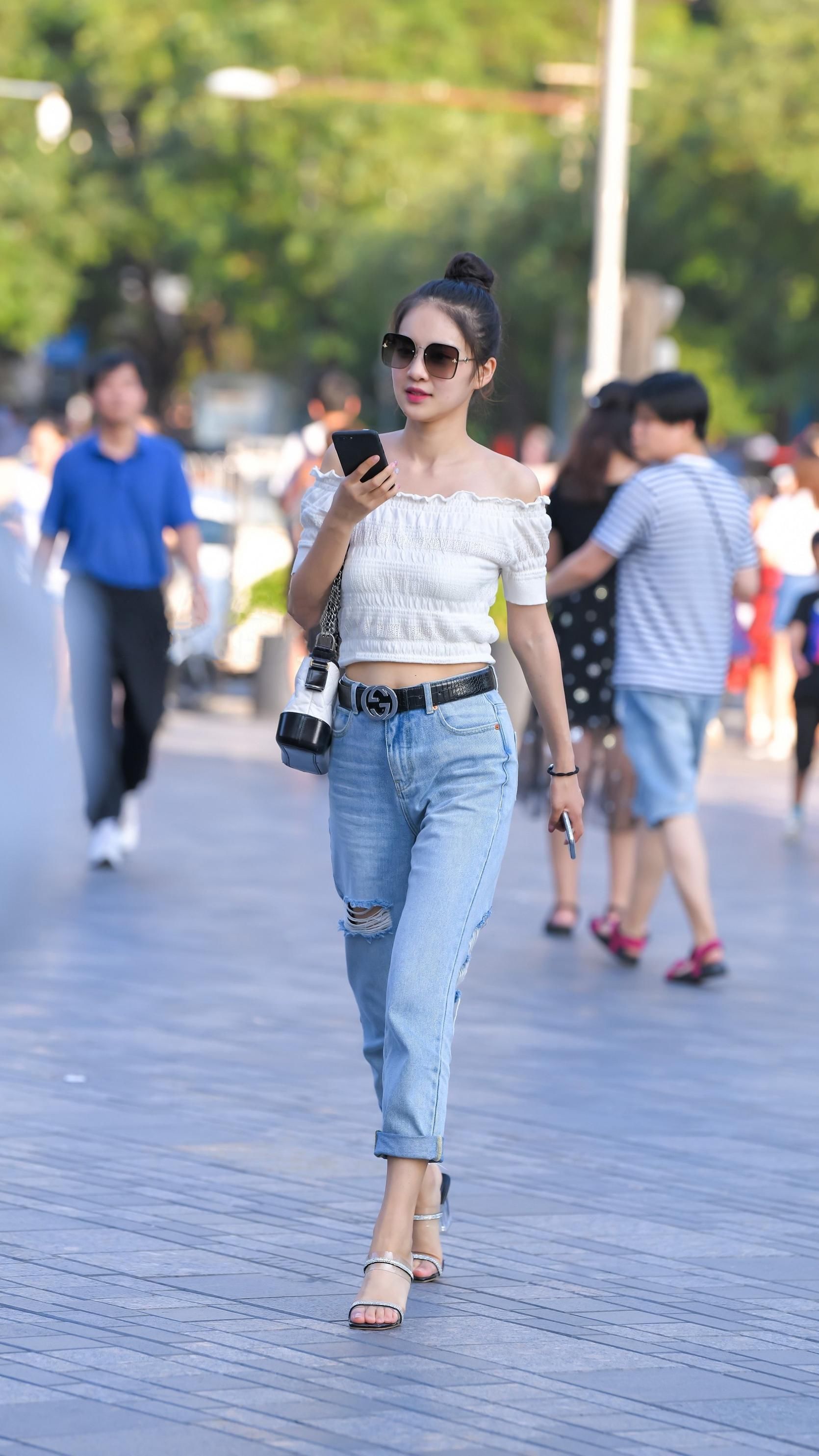 中秋|中秋时节,美女用破洞牛仔裤搭配高跟凉鞋,时髦洋气还显身材苗条