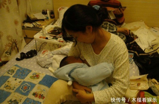 母乳|双胞胎出生后，一个吃母乳，一个喝奶粉，5个月后差别不是一般大