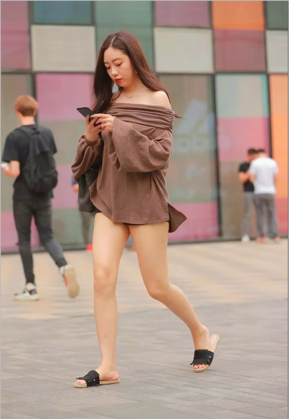 一字肩|美女一字肩上衣罩住黑色热裤, 正面背面都吸睛