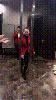 |搞笑GIF:工友不干活只转铁圈,本来看不起他,看到他转圈那刻我佩服不已