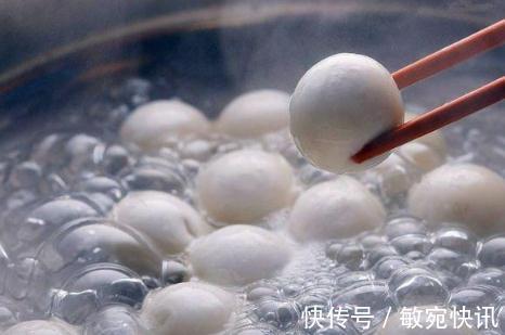 不粘锅|煮冻汤圆，开水凉水下锅都不对！大厨教你正确做法，不破皮不粘锅