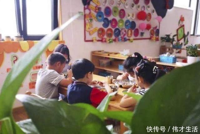 走红|“迷糊宝宝”擦脚走红,两只脚擦半小时也没干,网友:耐心一百分