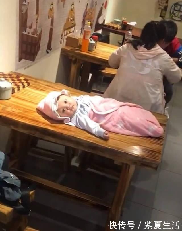 宝宝|年轻爸妈餐馆吃饭,将宝宝摆在身后餐桌上,餐馆老板看了无法淡定